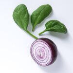 Η ρευματοειδής αρθρίτιδα (ΡΑ) είναι μια χρόνια αυτοάνοση και φλεγμονώδης νόσος, που χαρακτηρίζεται από προσβολή αρθρώσεων καθώς και από συστηματικά χαρακτηριστικά. Ο παγκόσμιος επιπολασμός της νόσου εκτιμάται γύρω στο 1-2%, με μεγάλη διακύμανση μεταξύ των διαφόρων πληθυσμών. Παρά την προοδευτική ανάπτυξη φαρμάκων για την καταπολέμηση της νόσου, οι στρατηγικές διαχείρισης, όπως η διατροφή και ο τρόπος ζωής, αποδεικνύονται εξίσου σημαντικές για την ανακούφιση των συμπτωμάτων και τη βελτίωση της ποιότητας ζωής των ασθενών. Σε αυτό το άρθρο, θα εξετάσουμε πώς η διατροφή και οι αλλαγές στον τρόπο ζωής μπορούν να συμβάλλουν στη μείωση της φλεγμονής και να ενισχύσουν τη θεραπεία για τη ΡΑ.